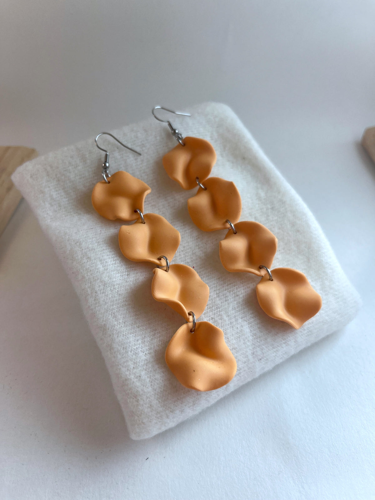 Poppy petals long apricot