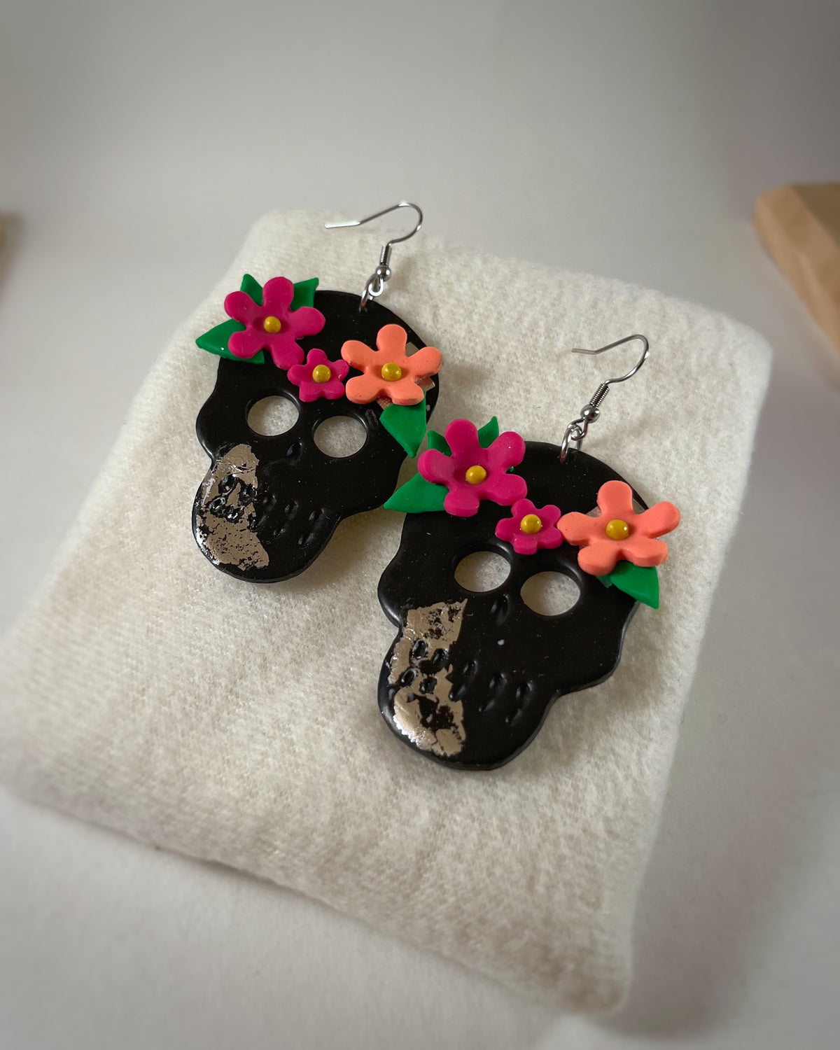 Happy skulls Flower power black