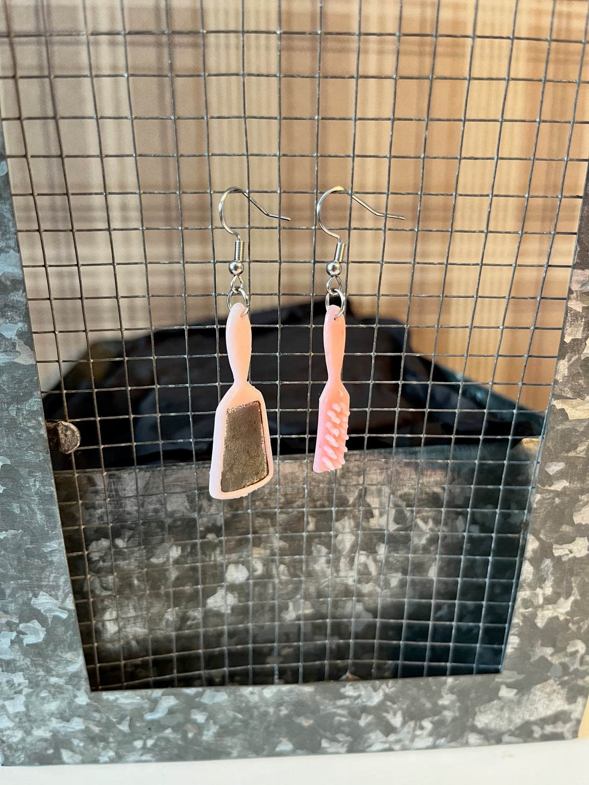 Örhängen hårborste och spegel