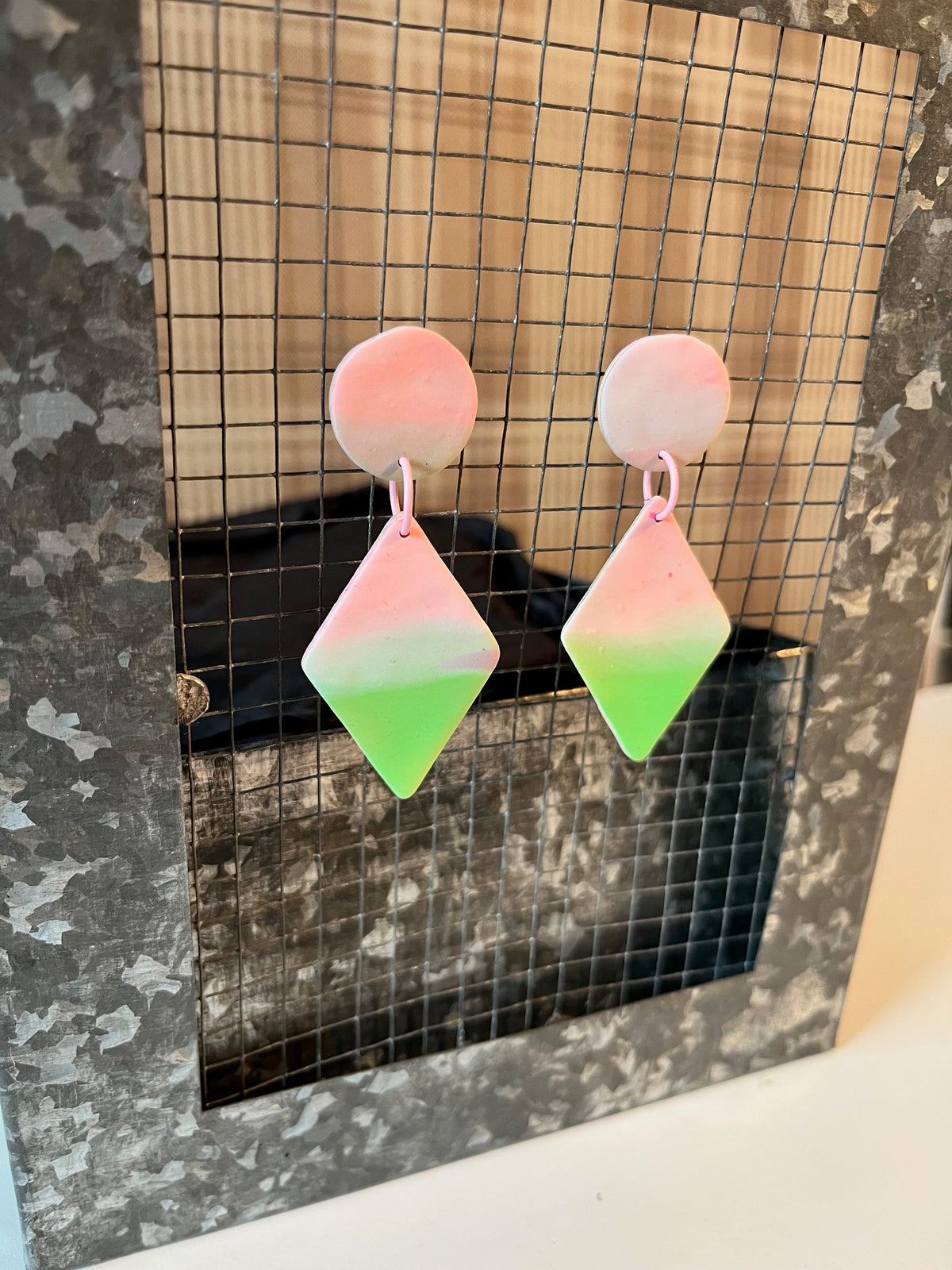 Örhängen studs i polymerlera